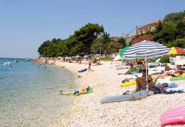 kout se sporákem (2 pl.), rychlovarnou konvicí, mikrovlnnou troubou a lednicí. Jídelní kout. Koupelna s WC. Balkon se zahradním nábytkem. Objekt: 4 os. č. 14603 37 m 2. Klimatizace (v ceně). Odd.
