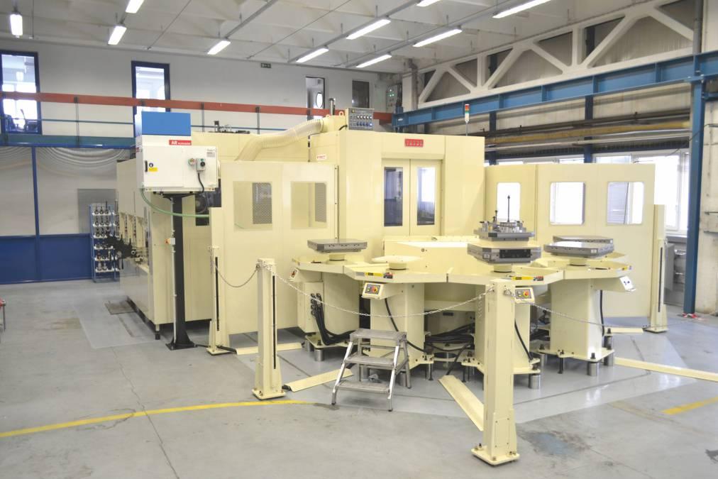 Stroj YASDA je čtyřosé, plně krytované CNC obráběcí centrum s pěti ručně zaškrabanými paletami o rozměrech 630 x 630 mm a řídicím systémem FANUC. Pracovní rozsahy stroje jsou 950 x 800 x 1100 mm.