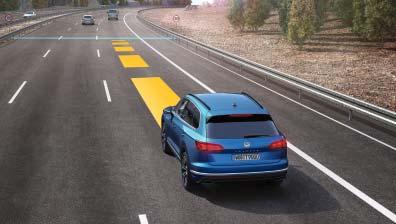 Asistenční systém Emergency Assist částečně přebírá řízení automobilu v případě náhlého zdravotního selhání.¹) Systém začne pracovat v případě, že neregistruje žádnou aktivitu řidiče.