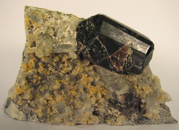 1. Úvod Minerály Nb, Ta, Ti, Sn a W zahrnují poměrně širokou škálu většinou vzácných minerálů.