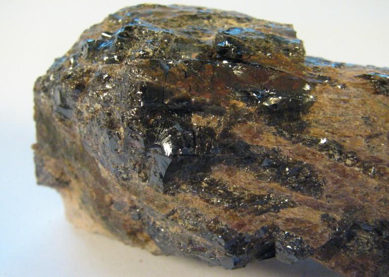 horninách), vzácně v sulfidické vazbě (sulfidy Sn) na hydrotermálních žilách nebo v pegmatitech.