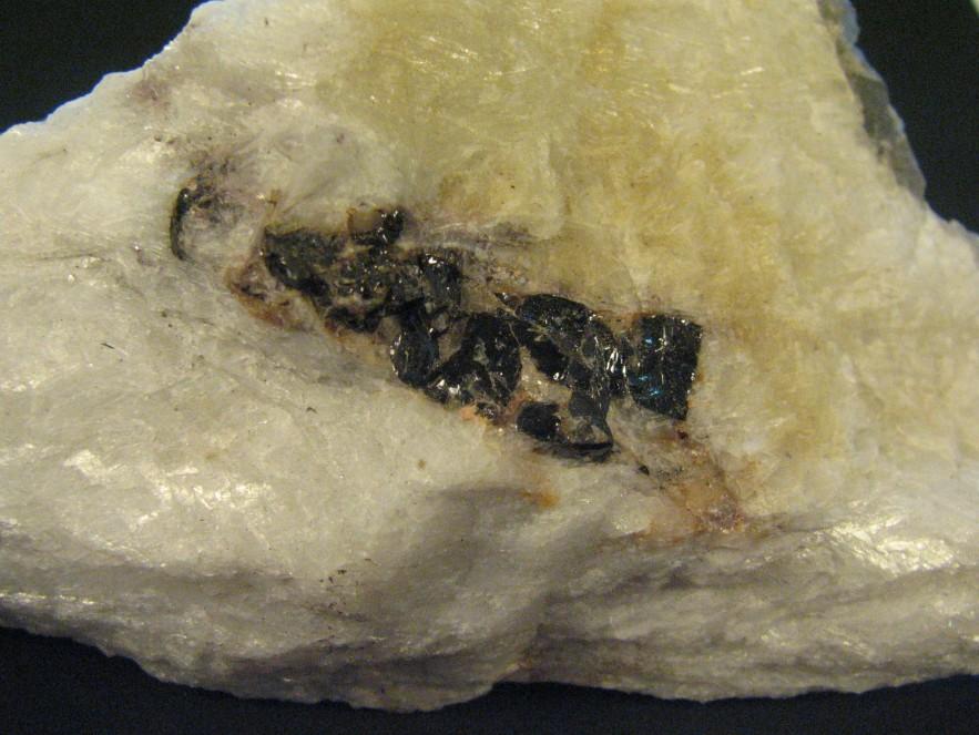 aj.) převládají minerály podskupiny pyrochlóru, popř.