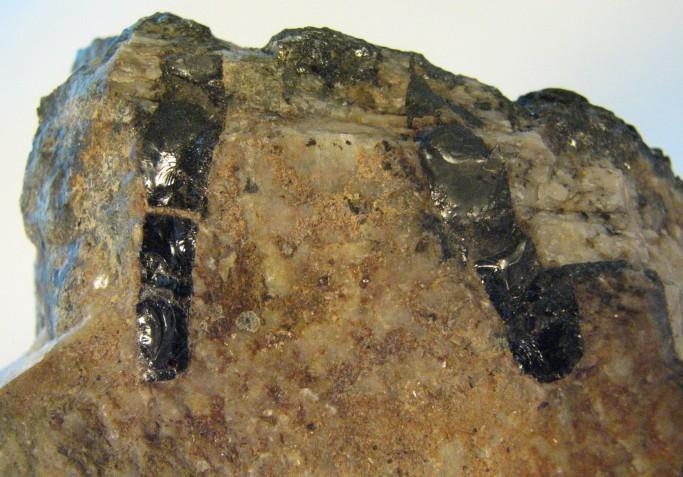 5. Minerály Nb, Ta a Ti s dominantními kationty REE a Y Skupina aeschynitu Do této skupiny patří rombické minerály s obecným