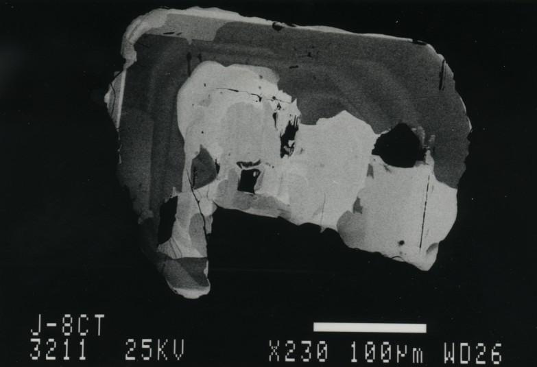Krystalová struktura minerálů skupiny columbit-tantalitu ukazuje různý stupeň uspořádání, který se zvyšuje žíháním. Zatím není známo, čím je stupeň uspořádání ovlivňován.