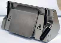 Obr. 4 Držák nože NZ Bezpečnostní kryt ( "Obr. 5 ") držáku nože NZ lze snadno umístit pomocí dvou držadel ( "Obr. 5 "). Chcete-li zakrýt ostří nože, nasuňte obě krycí lišty bezpečnostního krytu do středu.