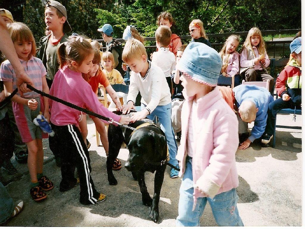 který si zřejmě připadal příliš dospělý na dovádění se psem se nechal strhnout do víru dění a jeho smích, stejně jako radost ostatních kluků nám bylo patřičnou odměnou.