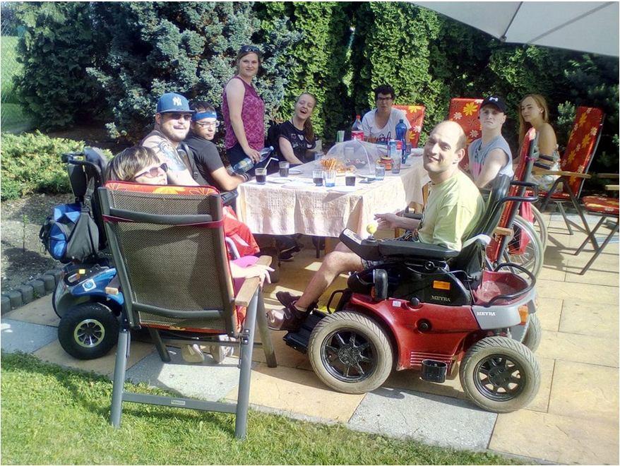 Přivítáni jsme byli na krásné nachystané zahrádce Liborem a jeho mamčou.