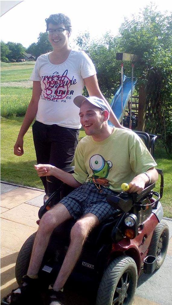 Libor některým ukázal svůj pokoj, všichni si hráli s jejich pejskem, který by byl skvělým canisterapeutem.