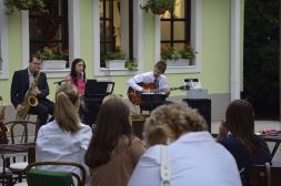 Na hlavním sále vystoupí frenštátský jazzový dorost ZUŠ, hosté ze Slovenska pod vedením fenomenálního Petra Palaje zahrají a zazpívají nejstarší jazzové kusy své domoviny a Ondřej Ruml se skvělou