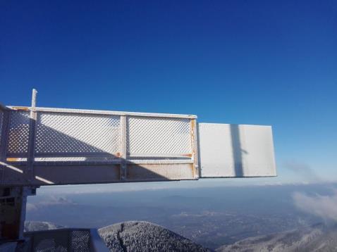 Děti se mohou těšit na trampolíny a třípatrové hřiště s průlezkami.