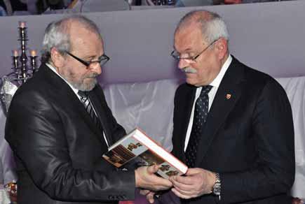 Marian Mrižo Prajem Unipharme, aby dokázala prekonať všetky nekalé problémy, ktoré sú v lekárenstve, aby pomáhala lekárnikom i naďalej, aby sa lekárnici mohli o ňu oprieť, ale zas naopak, aby sa aj