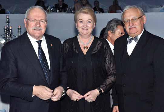 Riaditeľka reklamnej agentúry STAR Producion Ing. Mária Reháková spolu s generálnym riaditeľom Manželia Michalinoví Prezident SR Ivan Gašparovič spolu s europoslankyňou MUDr.