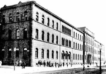 Od roku 1899 študovala na Technickej Univerzite v tom istom meste.
