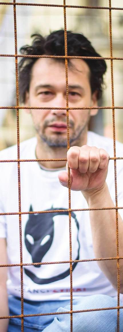KVĚTEN ČERVEN MĚSÍC V KLECI V květnu a v červnu jsme se rozhodli realizovat troufalý plán být měsíc v kuse ve dne v noci poblíž Poslanecké sněmovny. A to v kleci.