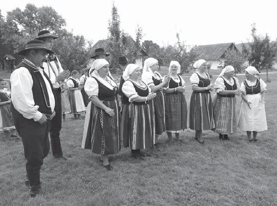 V hodinovém programu jsme před stavili celoživotní dílo stařenky Poláč kové z Archlebova. Pořadem provázela Výzva bravurním slovem paní Lenka Pro cházková, za což jí patří velké po děkování.
