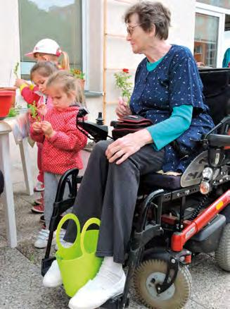 ZE ŽIVOTA KRAJŮ 11 KOMUNITNÍ CENTRUM PRO PRAŽSKÉ SENIORY KDYŽ SPOLU ZAHRADNIČÍ DĚTI A SENIOŘI... Nezisková organizace Právě teď! o. p. s.
