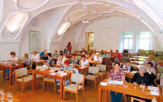 Centrum je otevřeno každý pracovní den v době od 10 do 17 hodin, a to i o prázdninách, kdy je nabídka seniorských aktivit v Praze značně omezená, přestože valná část seniorů zůstává ve městě a