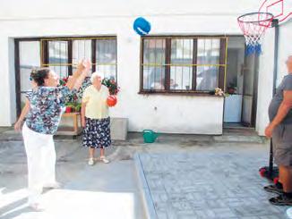 12 ZE ŽIVOTA KRAJŮ TRÉNINK NA HRY NA NÁDVOŘÍ Rada seniorů Strakonice ve spolupráci s infocentrem pro seniory uspořádala trénink na sportovní hry seniorů.