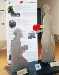 18 DS HISTORIE PAMÁTNÍK LIDICE MÍSTO SMUTNÝCH I VESELÝCH VZPOMÍNEK Mezi nejvýznamnější místa v České republice bezpochyby patří Lidice. Dějiny se tudy prošly a otřásly světem.