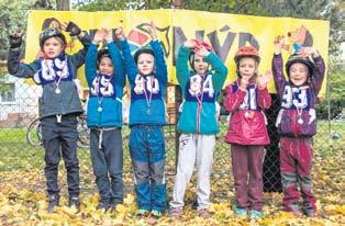Pětatřicet závodníků, dětští organizátoři a již zmínění rodiče, nakonec pokořili padesátku.
