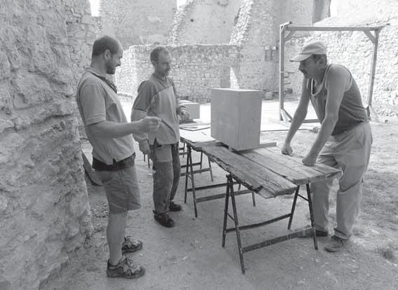Raz zaèas to aj dobre padne pre obe strany, myslím tým manželku, pretože ona je reštaurátorka fotografií a diel na papieri a ateliér má tiež doma. Takže prevažnú èasś roku sme stále spolu.