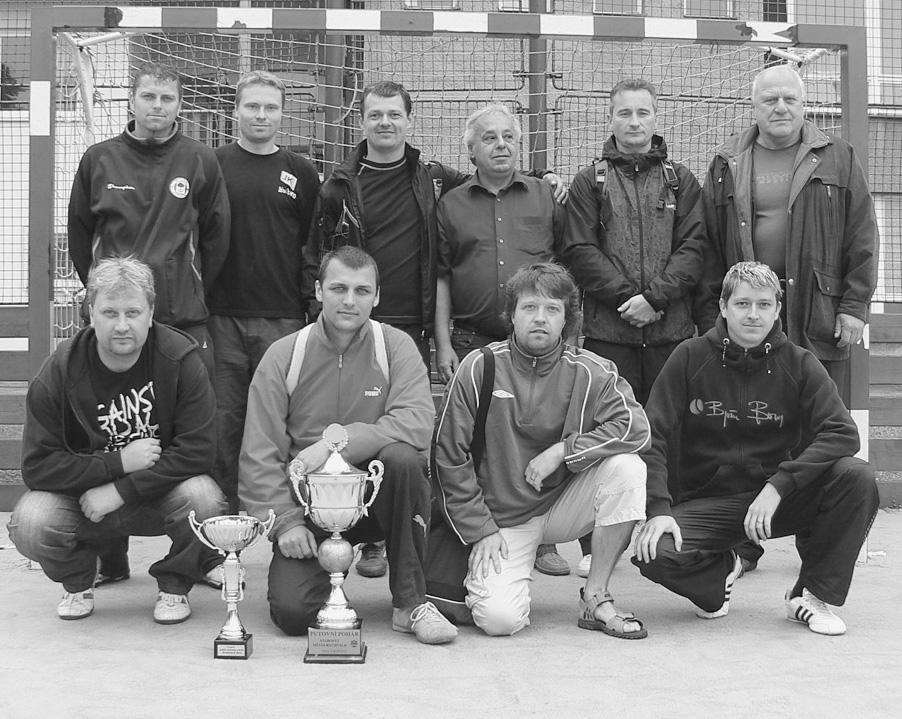 Vítûzové turnaje v kopané Vítûzem VI. roãníku Turnaje o pohár starosty mûsta Rychvald v malé kopané se stalo opût muïstvo KrasavcÛ z Orlové. Sport a tûlov chova V nedûli 20.