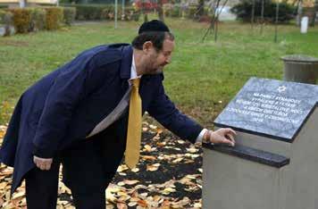 neziskové organizace Památník připomíná vypálenou synagogu i oběti holocaustu Pro vzpomínku na vypálenou synagogu a oběti holocaustu byl v Mostecké ulici umístěn památník s pamětní deskou.