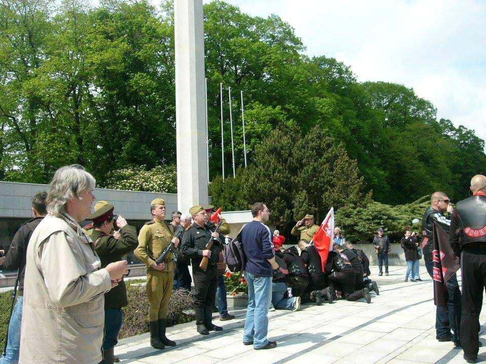 v Brestu a došel až do Berlína v r. 1945. Fotku svého děda má Šamil nalepenou na motorce. Z Brna se kolona vydala dál na Prahu, pak přes Děčín do Berlína.