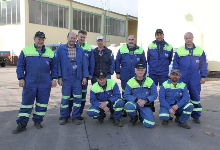 Posádky mají k dispozici čtyři valníkové vozy, z nichž dva jsou vybaveny mechanickými rukami pro manipulaci s nákladem, v našem případě zejména na otevření auty zaježděných kanalizačních poklopů.