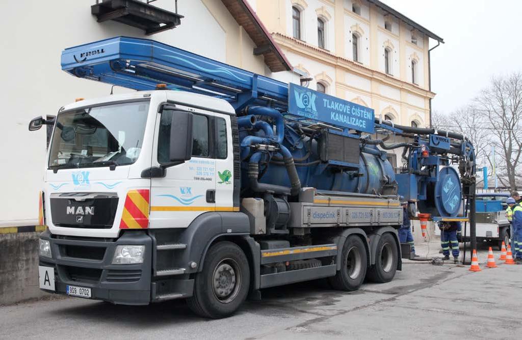 Vozový park doplňují i dvě vozidla MAN jako nosiče kontejnerů. Jedno zajišťuje trvale odvoz lisovaných kalů z čistíren odpadních vod a druhé přepravu při likvidaci poruch.