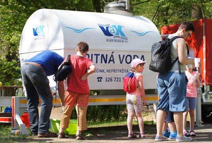 Moderátor Zeměfestu Honza Cindr pozval na pódium náměstka VaKu ing. Stehlíka, aby se návštěvníci akce dozvěděli konkrétní informace o naší kvalitní kohoutkové vodě.