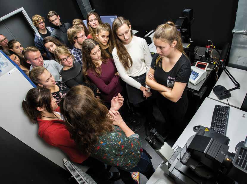 Foto: Libor Kočí Středoškoláci nahlédli pod pokličku Biomedicu Lékařská fakulta UK v Plzni letos v rámci Týdne vědy a techniky Akademie věd ČR uspořádala exkurze pro studenty středních škol do