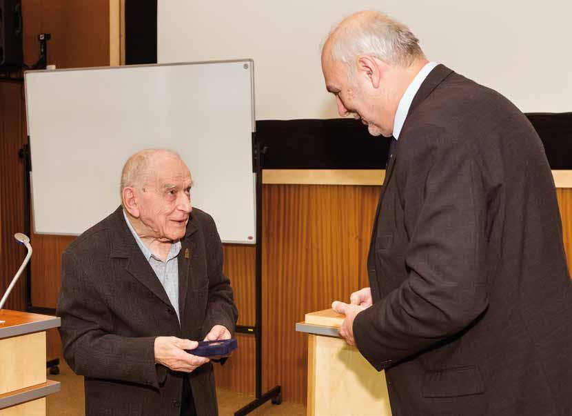 Ocenění se předávalo na konferenci poprvé V rámci výroční konference Biomedicínského centra byla předána Zlatá pamětní medaile ČLS slavnému Plzeňanovi, vědci a vynálezci profesoru Mojmíru Petráňovi.