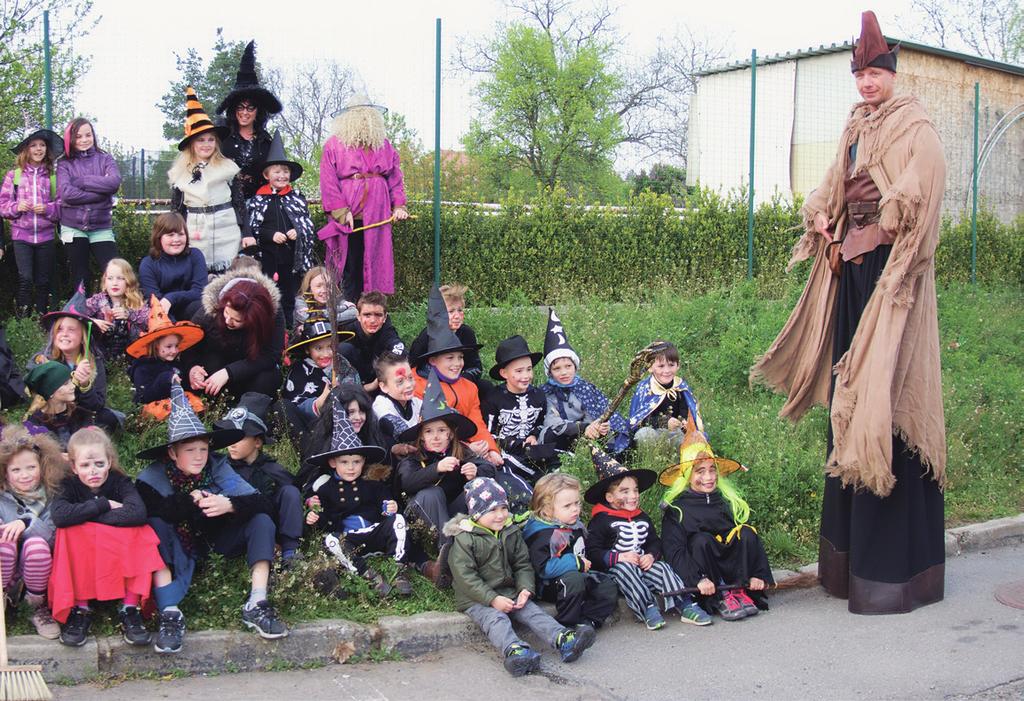 rozšířena na školu dvoutřídní. Již v roce 1888 vzrostl počet žáků na 230, a tak se školní budova rozšířila na čtyřtřídní. Proč byla na naši školu umístěna pamětní deska pana Emila Šindelky?