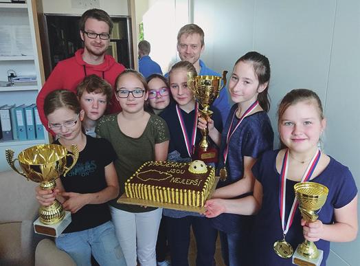 Ti dětem předvedli zajímavé chemické pokusy ve třídě i na naší školní zahradě.
