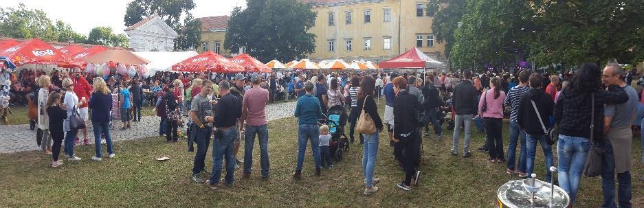 Ochutnávky vín i burčáku doslova na každém kroku jsou samozřejmostí a nechybí ani soutěž o nejlepší vyzdobený vinný mazhauz