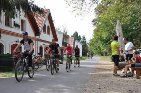 přímo z rukou místních vinařů. Tour de burčák končí tradičně na Burčákovém dni Znovínu ve znojemském Louckém klášteře.