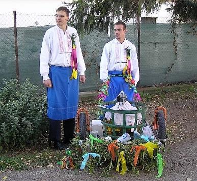 Nedělní program začne až odpoledne veselicí pod májou u historického vinného lisu v Novém Šaldorfě, kde vystoupení krojová chasa i děti z místní MŠ.