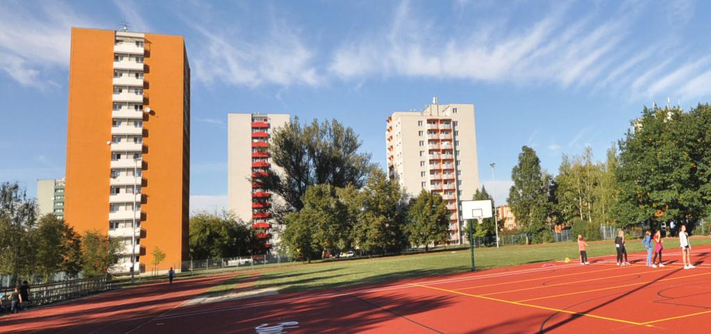 ulici stavební parcely pro rodinné domy relaxační parčík s umělým jezírkem v