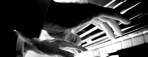 page <PŘ> page 9 page 10 Upravte si své vlastní piano Nastavení citlivosti úhozu Můžete nastavit citlivost padů a přizpůsobit je tak svému osobnímu stylu hry.