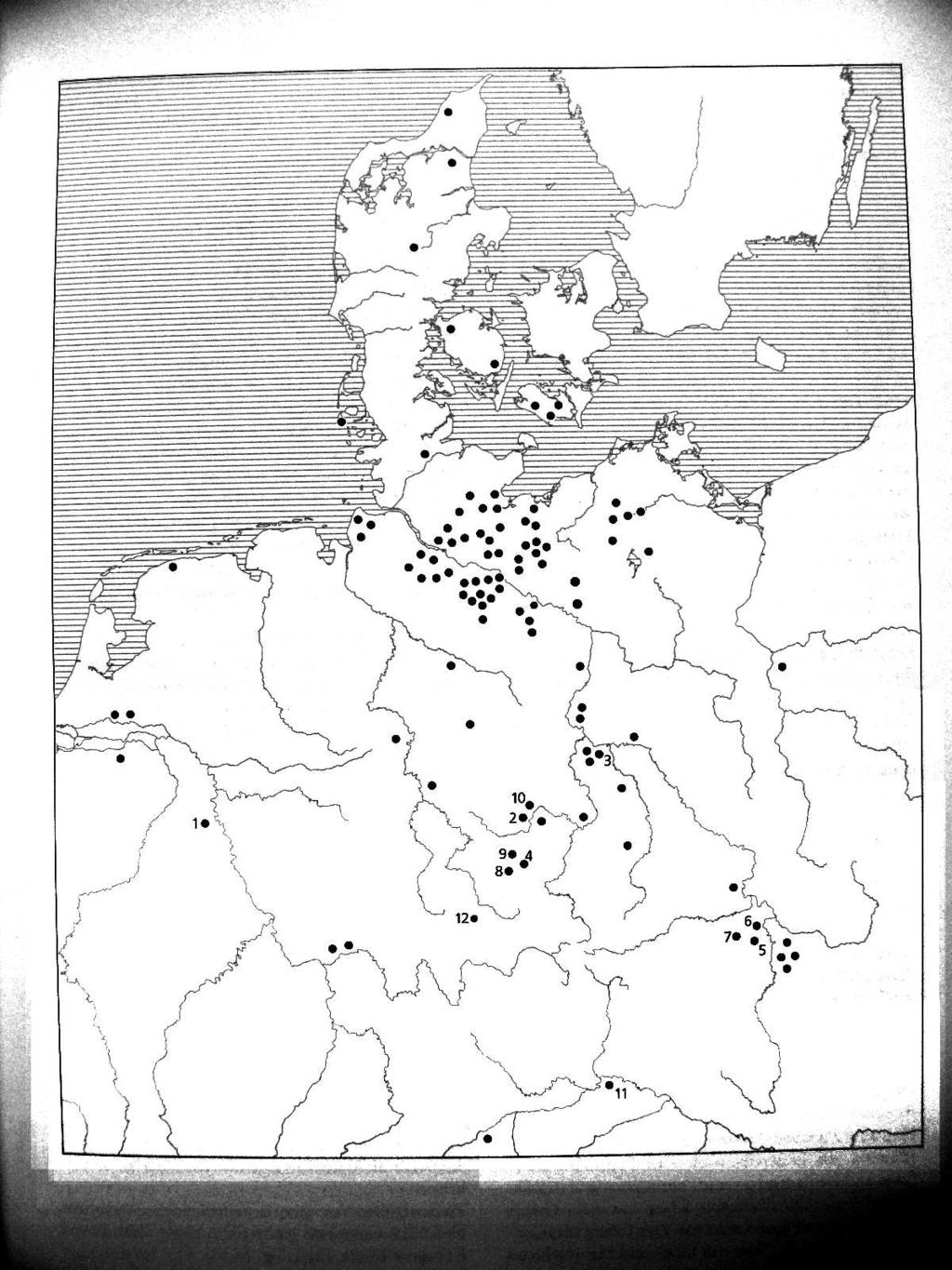 2. Almgren 10-14 Jedná se o jednodílné samostřílové spony, jejichž nožka (pásková nebo střechovitě hraněná) se pod uzlíkem rozšiřuje do lichoběžníkovitého, trojúhelníkovitého nebo obdélníkovitého