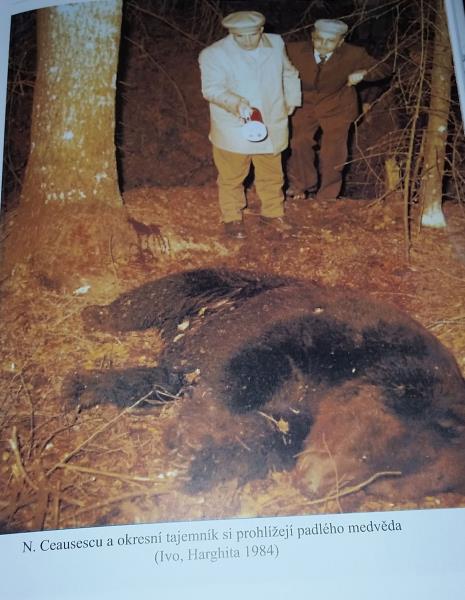Ceausesca, před lidmi dobře utajenou, tvář krvavého lovce, pro kterého pýcha zastřelit ve velkém