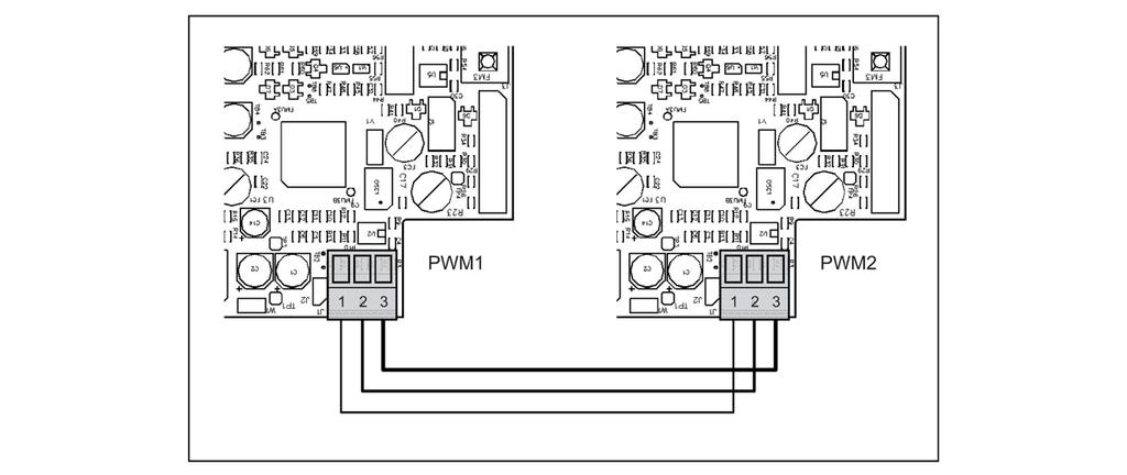 2.4 Elektrické zapojení sloužící ke vzájemnému propojení a střídavému režimu PWM je vybaven komunikačním portem, přes který je možné se pomocí vhodného kabelu spojit s jiným PWM.