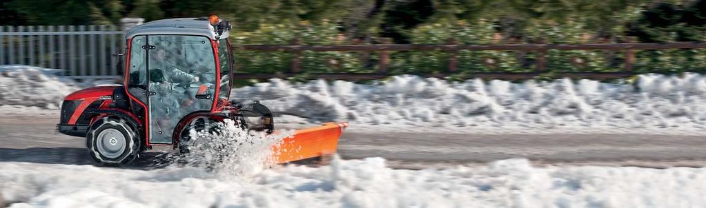 TECHNICKÉ ÚDAJE: TTR 4400 HST SÉRIE 30 Podvozek Typ motoru Převodovka Vývodová hřídel Koncovka Spojka převodovky Odpojení pohonu Zadní hydraulické zařízení: Provozní tlak (bar) Řízení Brzdy Platforma