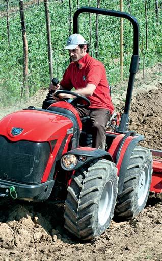 PODVOZEK A PLATFORMA: Všestrannost a pohodlí Předsazený motor, řízená přední náprava, ACTIO rám