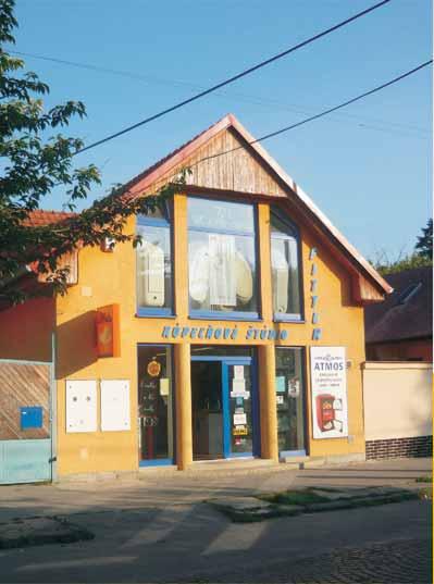 byt v HC na Hlohovej, 70 m2, tel.: 0918 608 220 $ Predám RD vo Vinohradoch n/v., poz. 21á, na pozemku je murovaná chatka podpivničená vinárničkou s krbom. cena : 53 000, tel.