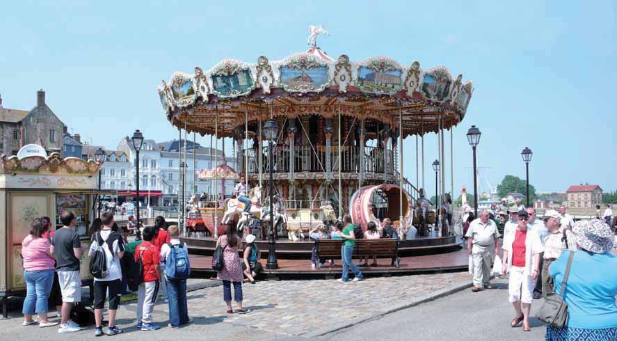 Starobylý přístav v Honfl eur je dnes velkou turistickou atrakcí zbylo na benzin.