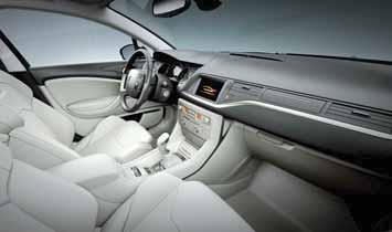 Bohatý a promyšlený interiér vozu Citroën C5 je tedy nejlepším interiérem roku, jehož styl je konkrétním vyjádřením dynamiky a komfortu, který vyzařuje z exteriéru C5 jak ve verzi sedan, tak Tourer.