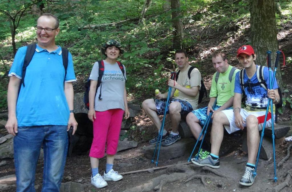 3. deň Tretí deň ráno sme sa opäť rozdelili na tri skupiny. Prvá skupina išla hneď z rána na výlet na Sitno.