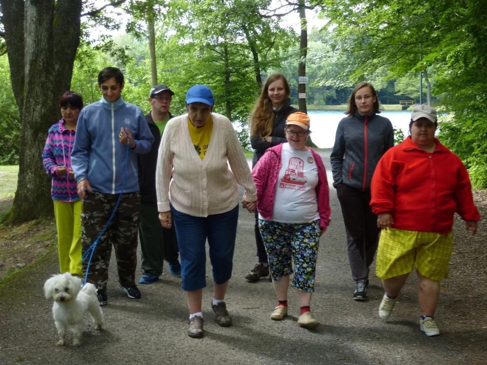 Marienka Bolo dobre, bolo. Dobre varili tam. Najviac mi chutil syr a párky. V utorok sme išli do Banskej Štiavnice. Kúpila som si fľašu s citrónovou limonádou, niečo slané a čokoládu.